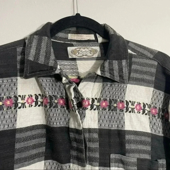 Angelique vintage embroidered collared button down Medium - Picture 5 of 8